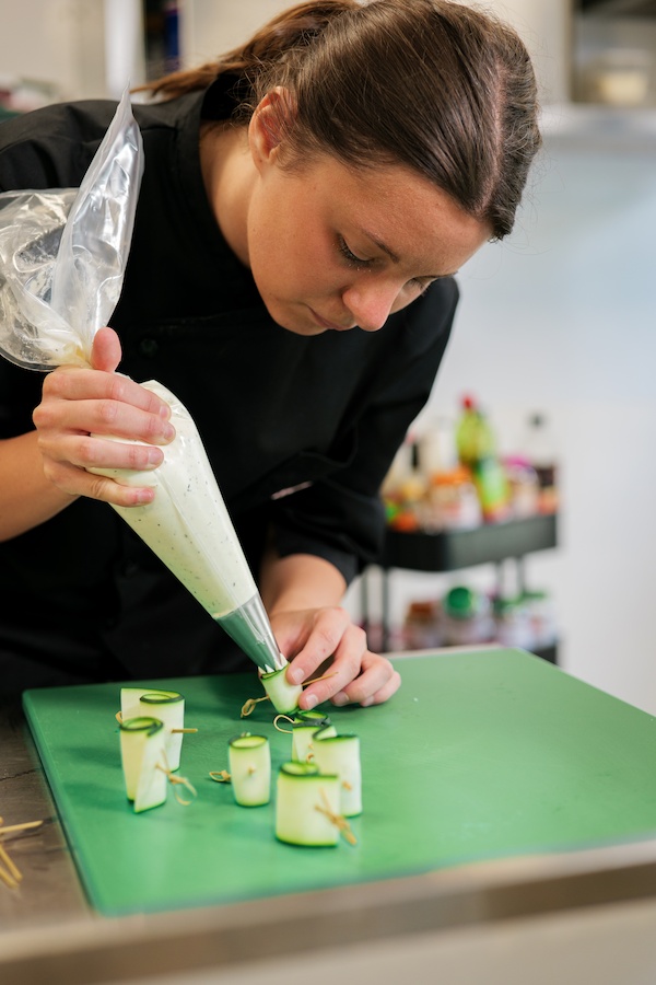 Chef Tout&Bon préparant des bouchées apéritives