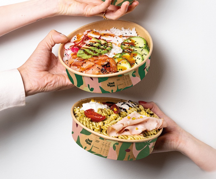 Mains tenant des bols en carton avec salades