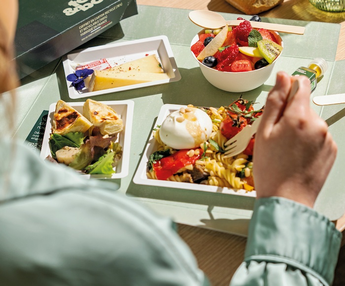 Plateaux repas écologiques sur une table