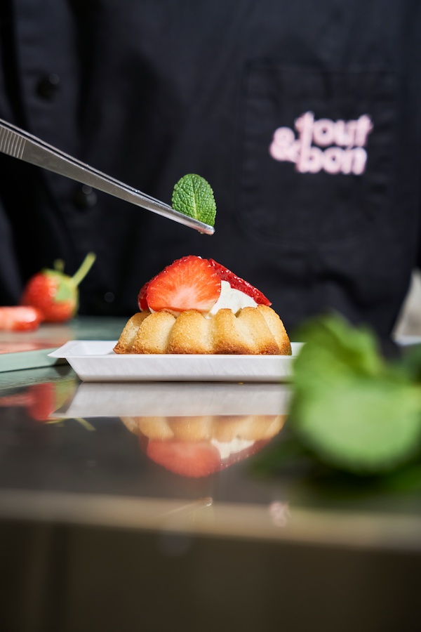 Chef Tout&Bon préparant une tartelette aux fraises