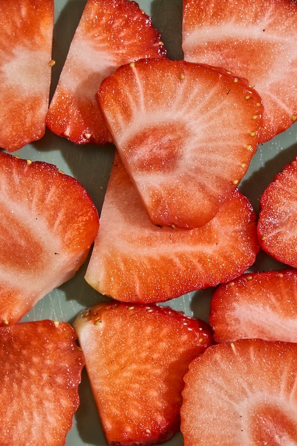 Gros plan sur des fraises fraîches de saison