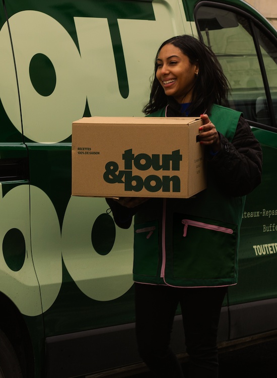 Un livreur qui décharge des cartons