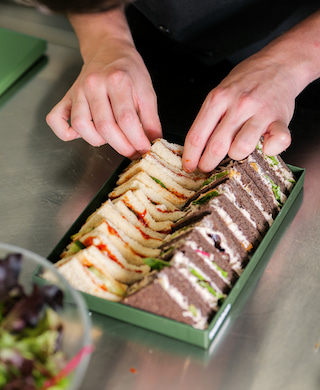 Préparation & dressage des repas à la commande