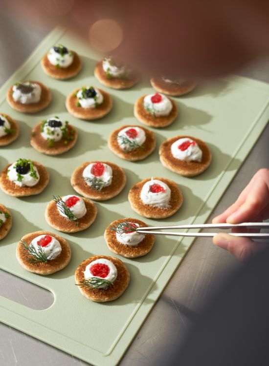 Chef Tout&Bon préparant des bouchées apéritives