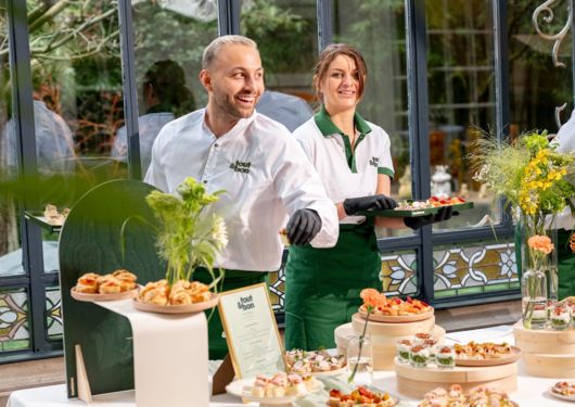 Photo d'une table avec serveur
