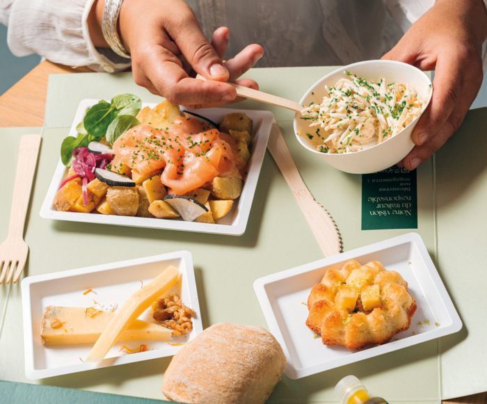 Plateaux repas écologiques sur une table